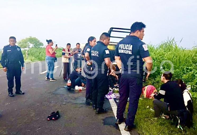 9 migrantes fueron rescatados por autoridades, luego de que la camioneta en que viajaban volcó en la la carretera Coatzacoalcos-Minatitlán. 
Gregorio Antonio