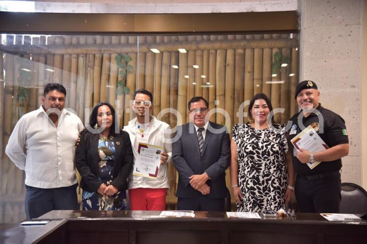 La diputada Norma Leonor Victoria Mendoza González, el legislador José Magdaleno Rosales Torres y el diputade Ky Durán Chincoya recibieron de parte de la Capellanía Armada Mundial de Paz México un reconocimiento por su entrega y contribución al trabajo legislativo en defensa de los derechos humanos en pro de las y los veracruzanos. 