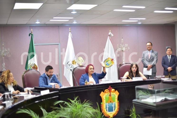 
Durante la Primera Sesión Ordinaria del Segundo Receso del presente año, la Diputación Permanente dio entrada a los oficios presentados por las diputadas Margarita Corro Mendoza, Magaly Armenta Oliveros y Ana Miriam Ferráez Centeno, quienes solicitaron licencia para separarse del cargo a partir del 28 de agosto del presente año, así como la legisladora Elizabeth Cervantes de la Cruz, desde el 27 de agosto.