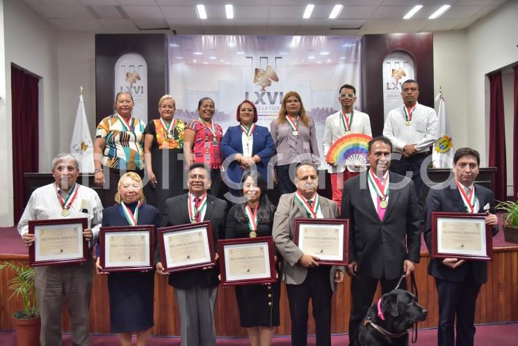 La palabra es un valioso instrumento que genera y marca el cambio de las sociedades y de los pueblos, de un país o de un estado, afirmó la presidenta de la LXVI Legislatura, diputada Adriana Esther Martínez Sánchez, al encabezar la entrega de reconocimientos a campeones nacionales y estatales e impulsores de la oratoria en Veracruz y México.