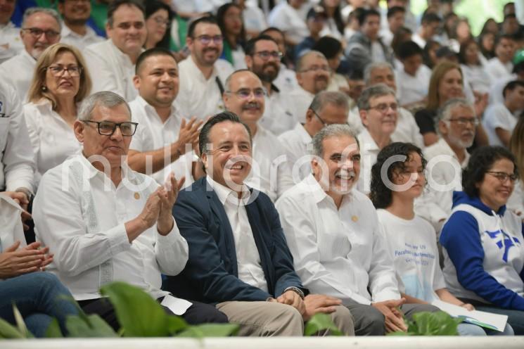 El gobernador Cuitláhuac García Jiménez, orgulloso egresado de la Facultad de Ingeniería de la Universidad Veracruzana (UV) y catedrático con licencia, siempre ha acompañado a esta casa de estudios, apoyándola, reforzándola siempre con buena actitud, manifestó el rector Martín Aguilar Sánchez.