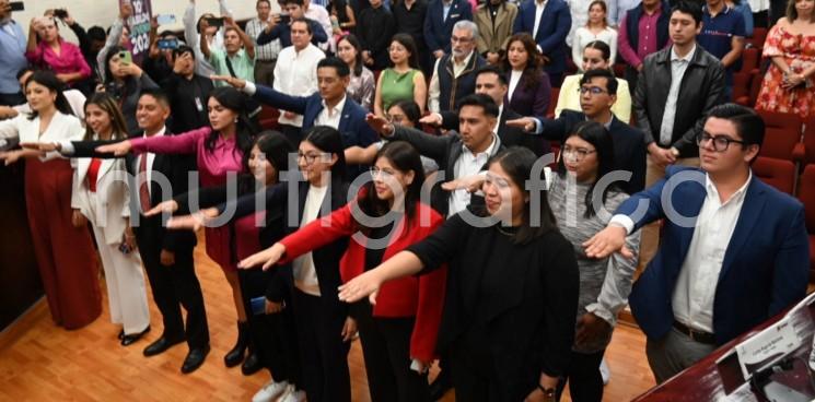  Este Ayuntamiento establecerá récord en construcción de obra pública y trabajo en favor de la sociedad y la juventud, pues su único objetivo es servir a la población, afirmó el alcalde Ricardo Ahued Bardahuil, durante la toma de protesta y entrega de constancias a las y los integrantes del Décimo Cabildo Juvenil.