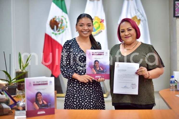 La presidenta de la LXVI Legislatura, diputada Adriana Esther Martínez Sánchez, recibió en la oficina de Presidencia de este Congreso a la diputada Elizabeth Cervantes de la Cruz, quien le entregó su III Informe de Labores Legislativas.