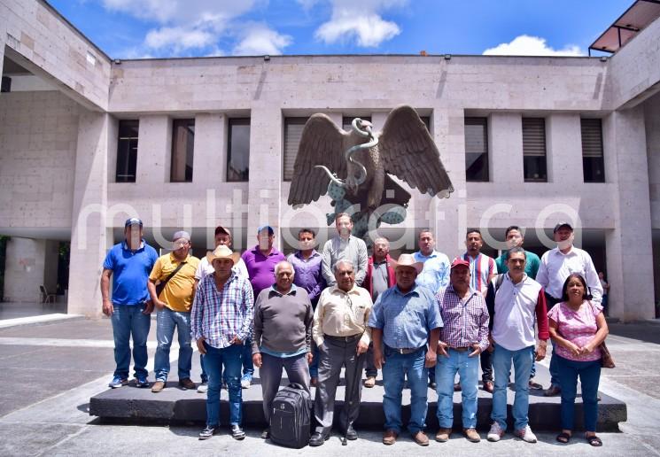 El diputado Paul Martínez Marie recibió en el Palacio Legislativo a habitantes del municipio de Atzalan, quienes acudieron con el único propósito de agradecer las gestiones que ha realizado en favor de sus comunidades, principalmente en apoyo al campo, en los tres años de esta LXVI Legislatura.