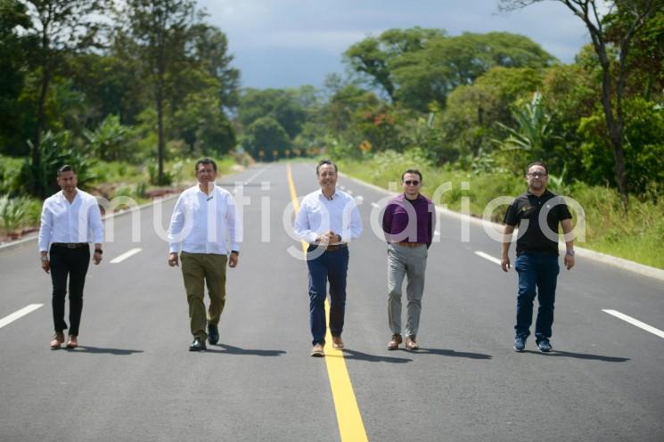 El libramiento 4T fue inaugurado formalmente por el gobernador Cuitláhuac García García y los alcaldes de Coatepec, Raymundo Andrade Rivera; Teocelo, Isaac Alberto Anell Reyes y Xico, Luis Yoval Maldonado.