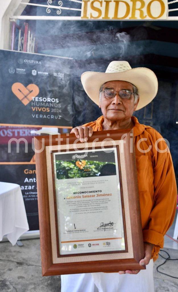 Con la finalidad de reconocer a las personas portadoras del patrimonio cultural inmaterial de la entidad, la Secretaría de Cultura de Veracruz realizó la entrega de reconocimientos y estímulos económicos a las cinco personas seleccionadas en la Convocatoria Tesoros Humanos Vivos Veracruz 2024. 