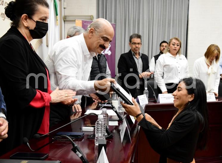 La sociedad necesita nuevas generaciones que propicien el cambio y gobiernen con transparencia, honestidad y amor a su ciudad y su patria, afirmó el presidente municipal Ricardo Ahued Bardahuil, durante la entrega del Premio Municipal de la Juventud 2024, que se realizó este viernes en la Sala de Cabildo. 