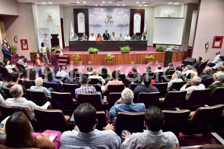 Como un hombre solidario y humilde, al que jamás le tembló la voz para exigir justicia y defender a la población oprimida y olvidada por las instituciones del Estado mexicano, incluso costándole la libertad, recordó el Congreso de Veracruz a Heberto Castillo Martínez en un acto conmemorativo por el XCVI aniversario de su natalicio.