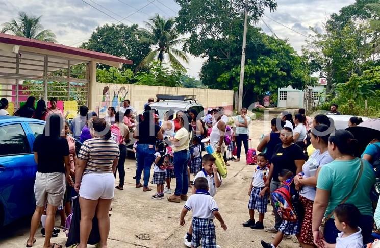 Este martes se presentó una protesta por parte de tutores de alumnos el jardín de niños Indira Gandhi de la colonia Nazareth, de Las Choapas, Ver., quienes demandan el cambio de una maestra porque dicen,  no tiene paciencia con los niños y que todo el día se la pasa en el celular. 