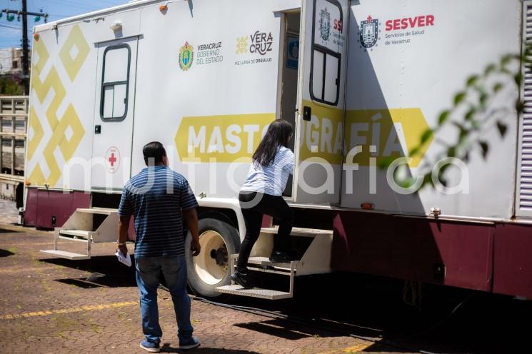 Como una medida preventiva para detectar a tiempo el cáncer de mama y proteger la salud de las mujeres, el Ayuntamiento, a través del Sistema Municipal para el Desarrollo Integral de la Familia (DIF), llevó a cabo la Cuarta Jornada de Mastografías Gratuitas. 