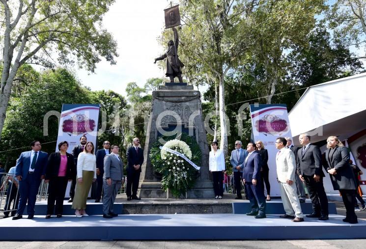 Funcionarios del Ayuntamiento de Xalapa, encabezados por el alcalde Ricardo Ahued Bardahuil, montaron guardia de honor en el parque Miguel Hidalgo, Los Berros, con el fin de conmemorar el 214 aniversario del inicio de la lucha por la Independencia de México.