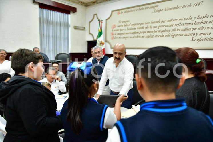 El seguimiento al proceso de construcción de obra pública y la atención a las necesidades de la población para mejorar su calidad de vida, fueron algunas de las solicitudes que recibió este lunes el alcalde Ricardo Ahued Bardahuil, al encabezar una jornada más del Programa Audiencias Ciudadanas.