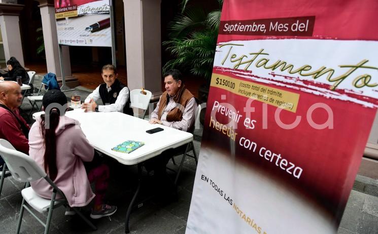 Como parte de la campaña Septiembre, mes del testamento, este miércoles integrantes del Colegio de Notarios Públicos del Estado de Veracruz, con el apoyo del Ayuntamiento, realizaron una jornada de orientación gratuita en el patio central de Palacio Municipal, mediante la que invitaron a la sociedad a aprovechar los beneficios de esta iniciativa.