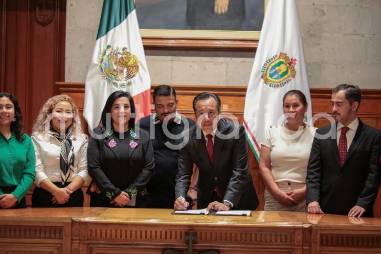 El titular del Poder Ejecutivo de Veracruz, Cuitláhuac García Jiménez, firmó el decreto que reforma, adiciona y deroga diversas disposiciones de la Constitución Política de los Estados Unidos Mexicanos en materia del Poder Judicial de la Federación. 