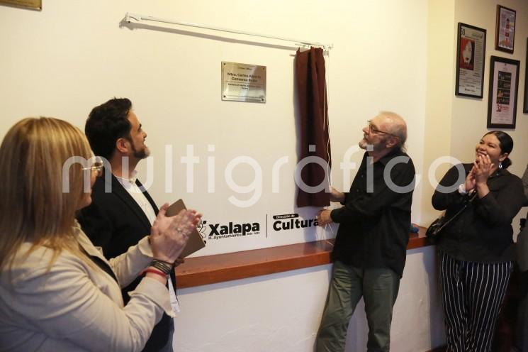 Como un reconocimiento a la trayectoria de un referente cultural, funcionariado municipal llevó a cabo la develación de una placa en honor al maestro Carlos Alberto Converso Prato, Medalla al Mérito Artístico Juan Herrera Vázquez Juanote 2024.