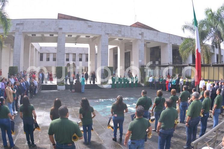 El valor y espíritu de los Niños Héroes sigue vigente en las mexicanas y los mexicanos, al nunca rendirse y afrontar cualquier prueba con la determinación de quien lucha por causas justas, expresó la Secretaria de Servicios Legislativos del Congreso del Estado, Virna Edith Frizzi Quirasco, al conmemorar el 177 aniversario de la Gesta Heroica del Castillo de Chapultepec. 