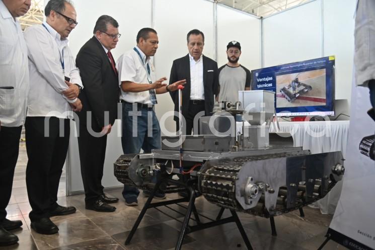 El Gobernador del Estado de Veracruz, Ing. Cuitláhuac García Jiménez, visitó los stand y carteles del Encuentro de intercambio de experiencias de proyectos apoyados por el COVEICYDET. 