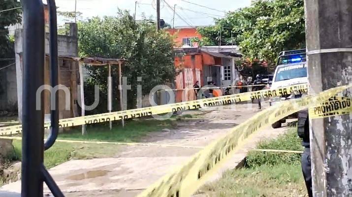 Tres personas, una mujer y dos hombres, fueron asesinados la tarde de este miércoles en la calle México esquina Luis Donaldo Colosio de la colonia Alfredo V. Bonfil, de la ciudad de Martínez de la Torre, Ver., por desconocidos que arribaron en camionetas. Las víctimas no han sido identificadas.