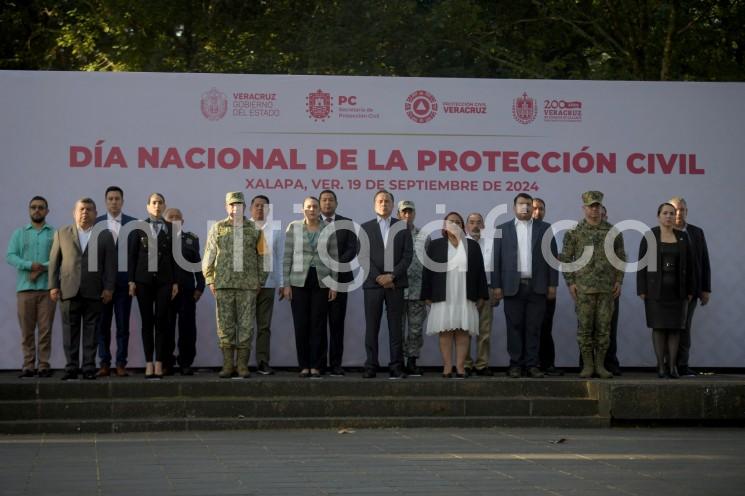 A temprana hora, el Gobernador y la presidenta del Congreso del Estado, Adriana Esther Martínez Sánchez, acompañados por integrantes de la Coordinación Estatal para la Construcción de la Paz, Protección Civil Municipal de Xalapa, Cruz Roja, Cruz Ámbar, Comisión Nacional Forestal, Escuadrón Nacional de Rescate y Cuerpo de Bomberos, izaron bandera a media asta en el parque Benito Juárez.