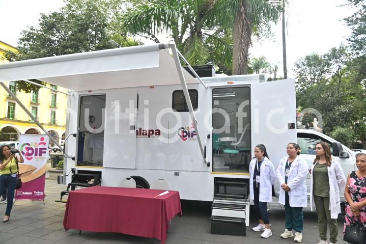 Para fortalecer el programa asistencial del Sistema DIF Xalapa y ofrecer servicios médicos y odontológicos en colonias de la periferia, el presidente municipal Ricardo Ahued Bardahuil entregó y puso en funcionamiento este viernes la primera Unidad Médica Móvil del organismo.