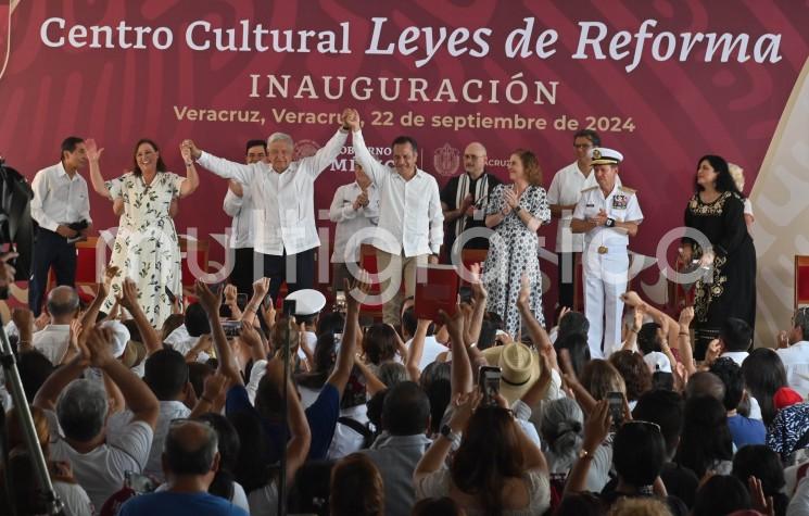  El presidente Andrés Manuel López Obrador estuvo este domingo en Veracruz realizando su última gira por la entidad, inaugurando los dos edificios históricos donde Benito Juárez vivió y expidió las Leyes de Reforma. Lo acompañaron el gobernador Cuitláhuac García Jiménez y la gobernadora electa Rocío Nahle, así como integrantes del gabinete federal. 