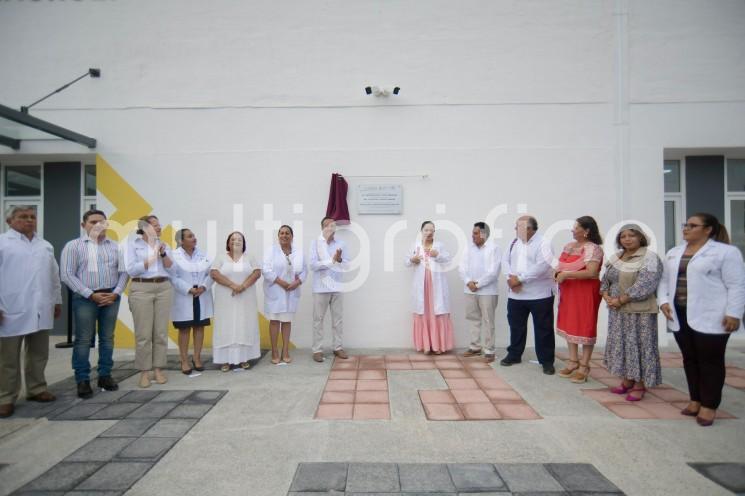 Con el orgullo de contribuir a que el presidente Andrés Manuel López Obrador pueda izar bandera blanca en materia de salud, el gobernador Cuitláhuac García Jiménez inauguró el Hospital de la Comunidad de Naranjos Amatlán integrado al esquema de atención médica gratuita, pública y universal IMSS-Bienestar.