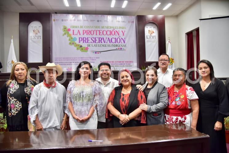 Indispensable que la función de los ayuntamientos vaya de la mano con el sentir de las demandas ciudadanas, manifestó la presidenta de la Mesa Directiva la LXVI Legislatura de Veracruz, diputada Adriana Esther Martínez Sánchez, en el acto de firma de convenios municipales para la protección y preservación de las lenguas indígenas, los cuales, aseguró, se traducirán en acciones positivas.