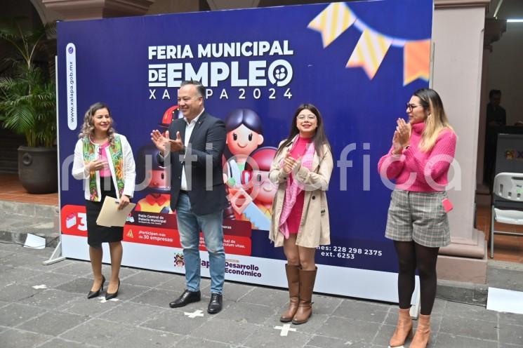 Con el propósito de contribuir al bienestar de las familias e impulsar el desarrollo económico, este jueves se inauguró en el patio central de Palacio Municipal la Feria Municipal del Empleo Xalapa 2024.