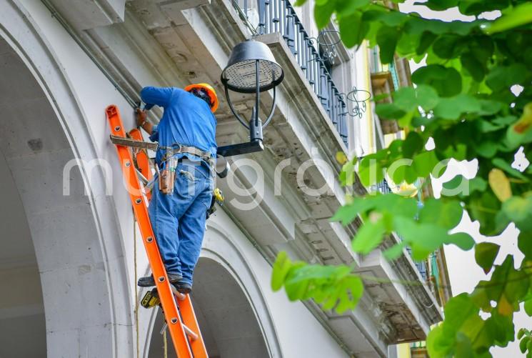  Para brindar una mejor iluminación al Centro Histórico y espacios públicos como la Plaza Lerdo, el Ayuntamiento realiza la instalación de luminarias LED y reflectores.