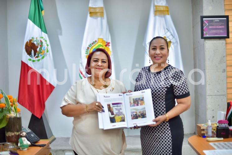 La diputada representante del Distrito XXIV de Santiago Tuxtla, Janix Liliana Castro Muñoz, y el diputado del Distrito XVIII de Huatusco, Hugo González Saavedra, realizaron la entrega de su tercer y último informe de labores legislativas a la presidencia de la Mesa Directiva, a cargo de la diputada Adriana Esther Martínez Sánchez.