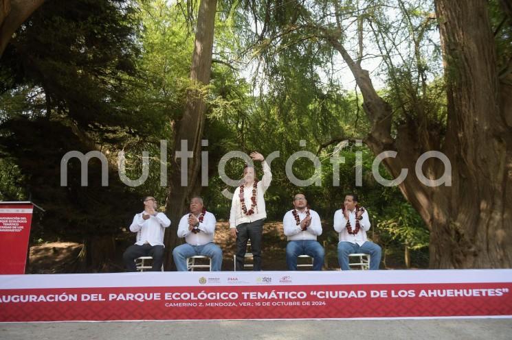 Viejos del agua, majestuosos guardianes de la historia y responsables del florecimiento industrial del Valle de Orizaba en los siglos XIX y XX, hoy patrimonio ecológico y nuevo espacio de turismo y conservación, la Ciudad de los Ahuehuetes fue inaugurada este miércoles por el gobernador Cuitláhuac García Jiménez.