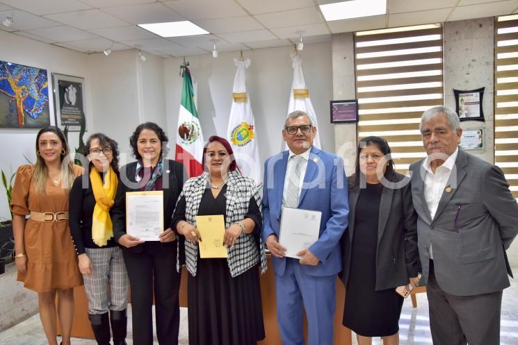 La presidenta de la Mesa Directiva de la LXVI Legislatura, diputada Adriana Esther Martínez Sánchez, recibió en el Palacio Legislativo a autoridades de la Universidad Veracruzana (UV), quienes le entregaron una Iniciativa con Proyecto de Reforma a la Ley Orgánica de esta institución.