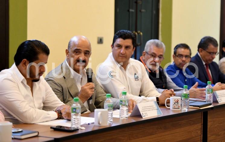  Este viernes, el presidente municipal Ricardo Ahued Bardahuil asistió al Informe Bimestral de Presidencia del Consejo de la Cámara Nacional de Comercio, Servicios y Turismo (Canaco- Servytur) Xalapa. 

