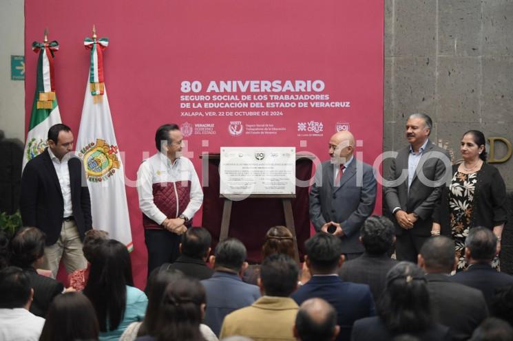 Con la develación de una placa alusiva a los 80 años del Seguro Social de los Trabajadores de la Educación del Estado de Veracruz (SSTEEV), el gobernador Cuitláhuac García Jiménez anunció el pago de 298 millones de pesos destinados a resarcir otro de los muchos saqueos a las arcas públicas en pasadas administraciones. 