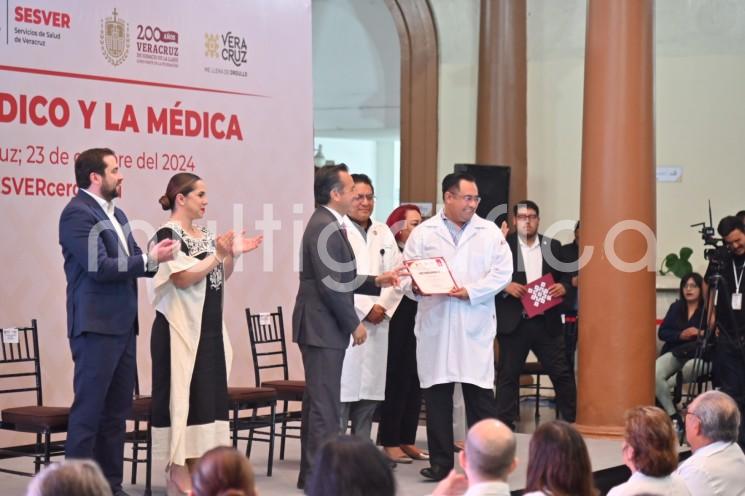 En Palacio de Gobierno se llevó  a cabo la ceremonia conmemorativa por el Día del Médico, presidida por el Gobernador Cuitláhuac García Jiménez. 