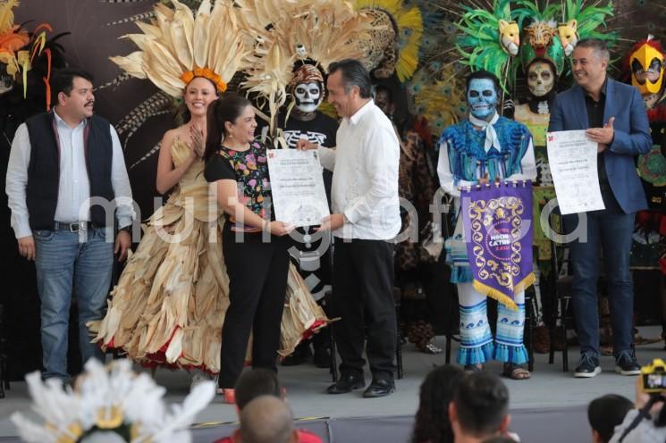 Como parte de su lucha por mantener vigente la rica tradición cultural de la entidad, el gobernador Cuitláhuac García Jiménez reconoció a las mejores representaciones participantes del Desfile de Catrinas y la Muestra de Altares Mágico Veracruz.