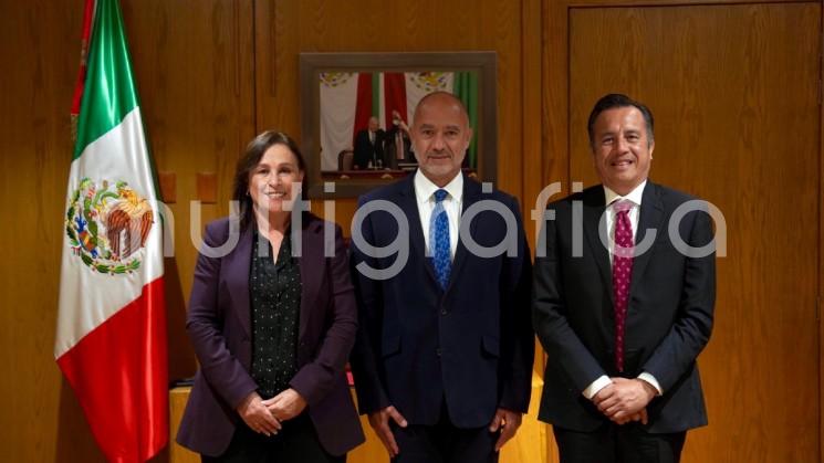 El gobernador Cuitláhuac García Jiménez se reunió con el titular de la Secretaría de Infraestructura, Comunicaciones y Transportes (SICT), Jesús Antonio Esteva Medina, quien informó se trabaja en la construcción de un carril provisional en el tramo Ciudad Mendoza-Acatzingo de la autopista Orizaba-Puebla, por el deslave ocurrido el 25 de octubre. En el encuentro participaron la gobernadora electa, Rocío Nahle García. 