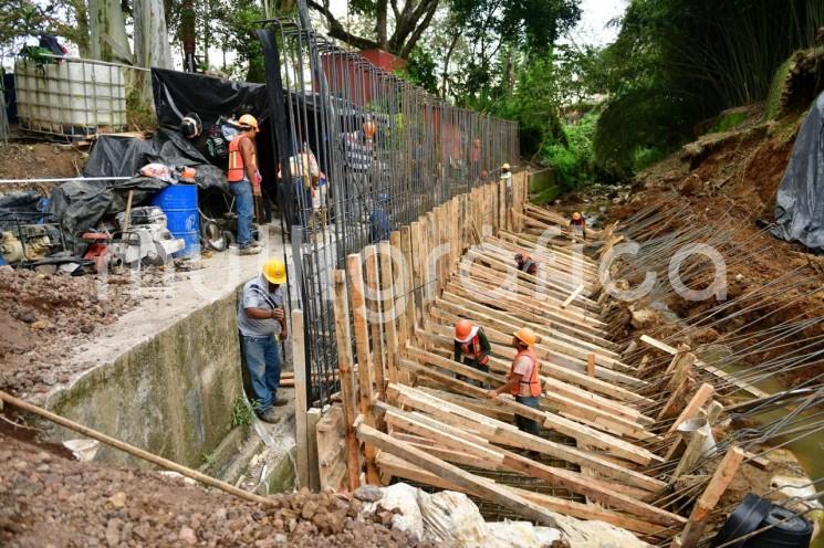  Como parte de la obra de canalización del arroyo y construcción de muro de contención que se realiza en la zona de la avenida Paseo de las Palmas, este miércoles se llevarán a cabo trabajos de colado de muros de las 16:00 a las 22:00 horas, por lo que se limitará la circulación en esta vialidad de acceso al 
fraccionamiento Las Ánimas. 