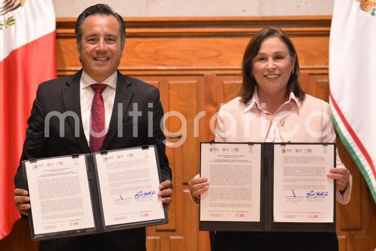 En Sala de Banderas de Palacio de Gobierno, se llevó a cabo la firma del Acta de Transición de la Administración Pública Estatal 2019-2024 y 2024-2030, acto encabezado por el gobernador de Veracruz, Cuitláhuac García Jiménez y la ejecutiva electa, Rocío Nahle García.