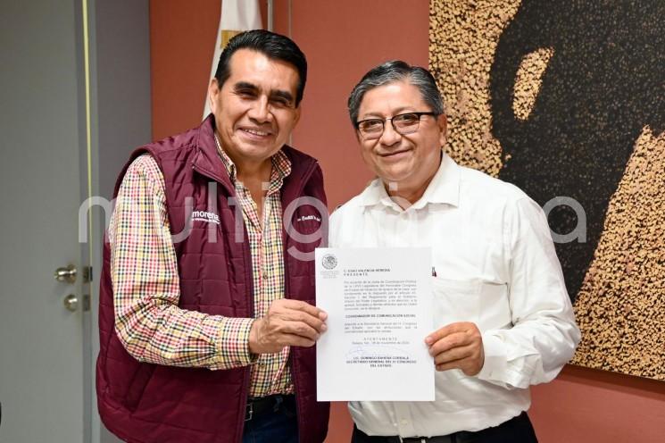 El presidente de la Junta de Coordinación Política de la LXVII Legislatura, diputado Esteban Bautista Hernández, entregó al periodista Esaú Valencia Heredia el nombramiento que le acredita como titular de la Coordinación de Comunicación Social del Congreso del Estado de Veracruz. 