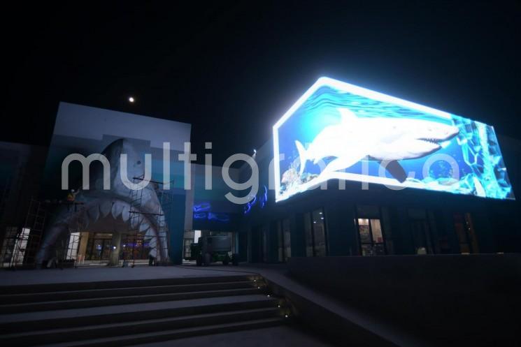 Impresionantes lucen las imágenes de un tiburón proyectadas en una colosal pantalla instalada en la fachada del nuevo Aquarium del Puerto de Veracruz, como parte del proyecto de modernización y ampliación del recinto. 