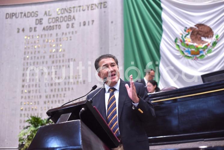 Dotar a los municipios y sus gobiernos de mayor autonomía en sus determinaciones y decisiones relativas a la administración de sus bienes es el propósito de la Iniciativa presentada al Pleno de la LXVII Legislatura por el diputado Héctor Yunes Landa y la diputada Ana Rosa Valdés Salazar, para lo cual plantean actualizar los artículos 33 y 41 de la Constitución Política del estado.