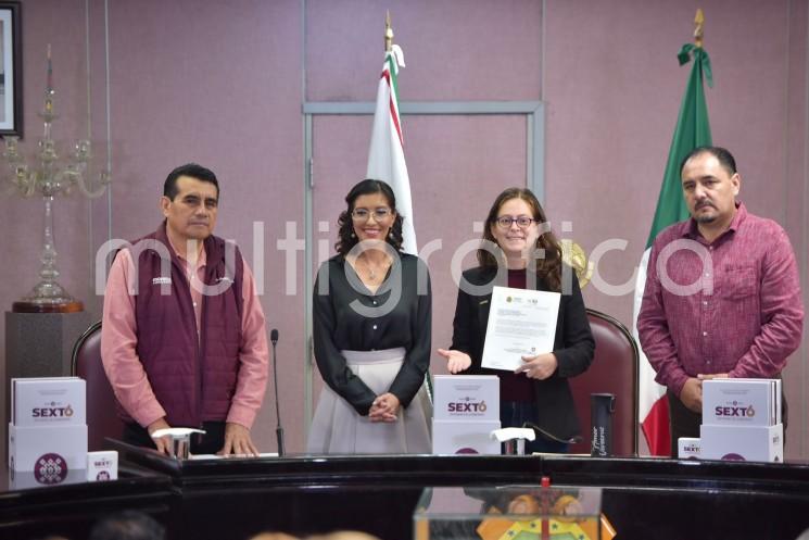 La LXVII Legislatura, por conducto de la presidenta y del secretario de la Mesa Directiva, diputada Tanya Carola Viveros Cházaro y Felipe Pineda Barradas, respectivamente, así como por el presidente de la Junta de Coordinación Política (Jucopo), diputado Esteban Bautista Hernández, recibió de la titular de la Oficina de Programa de Gobierno, Waltraud Martínez Olvera, el VI Informe de Gobierno de la administración del ingeniero Cuitláhuac García Jiménez.