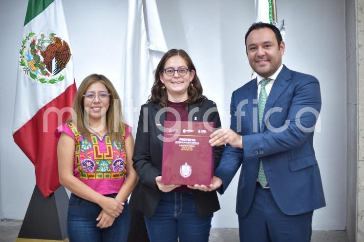 En nombre de la LXVII Legislatura, la presidenta de la Mesa Directiva, diputada Tanya Carola Viveros Cházaro, recibió de manos del titular de la Secretaría de Finanzas y Planeación (Sefiplan), José Luis Lima Franco, el Proyecto del Presupuesto Estatal para el Ejercicio Fiscal 2025.