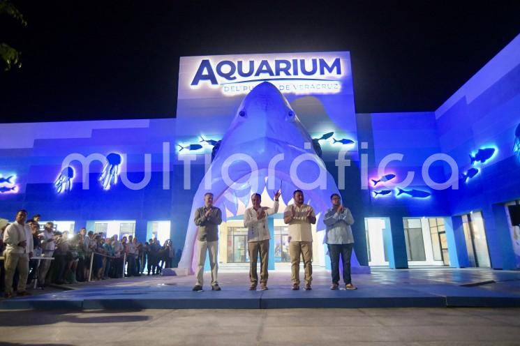 El gobernador Cuitláhuac García Jiménez junto con el procurador de Medio Ambiente, Sergio Rodríguez Cortés, inauguró la remodelación del Aquarium de Veracruz, recinto de 6 mil 800 metros cuadrados recuperado por el Gobierno del Estado, que no sólo será un centro de observación, conservación e investigación de especies marinas, sino también un punto de atracción turística sin precedentes en la entidad.