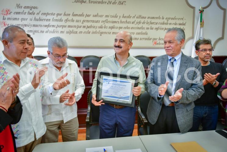 En compañía del alcalde suplente Alberto Islas Reyes, el presidente municipal Ricardo Ahued Bardahuil recibió en la Sala de Cabildo a representantes de distintas organizaciones sindicales integrantes del Frente para la Preservación de la Seguridad Social en el Estado de Veracruz (FPSSEV), quienes le otorgaron un reconocimiento. 