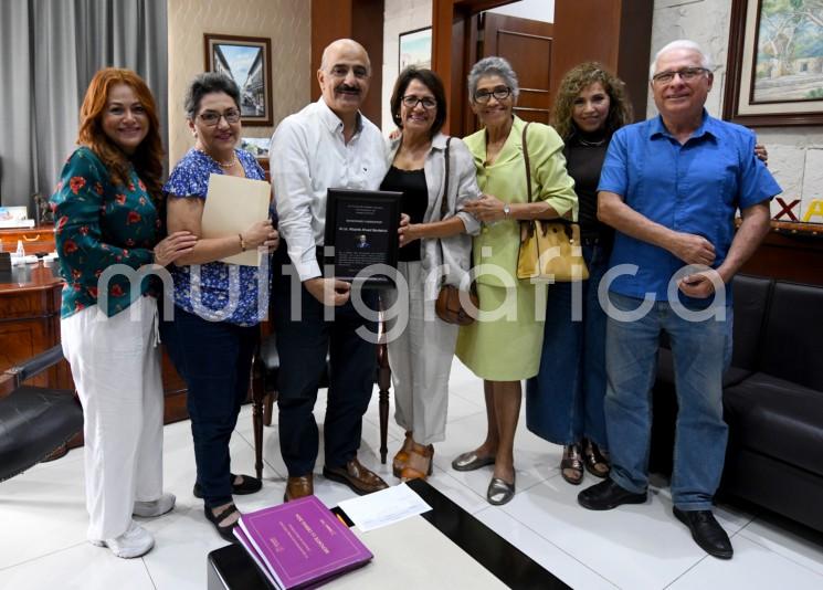 Por su desempeño como Presidente Municipal y apoyo para la realización de obras de pavimentación, la instalación de alumbrado público y la atención a temas de vialidad en la calle Prolongación Beethoven y el Andador Araucarias, vecinos de esta zona de la ciudad entregaron un reconocimiento al alcalde Ricardo Ahued Bardahuil.