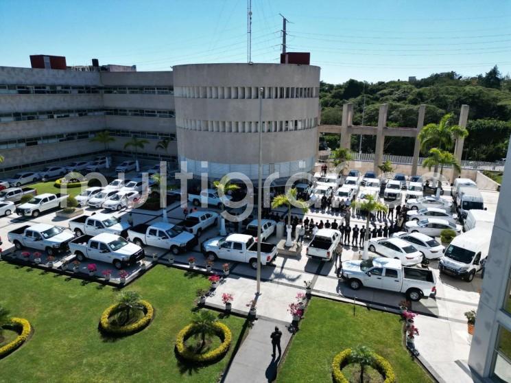 -En la explanada de las oficinas centrales, el Gobernador Cuitláhuac García Jiménez y la Fiscal General del Estado, Verónica Hernández Giadáns, llevaron a cabo la entrega de mobiliario y equipo de oficina, así como equipo de cómputo, bienes informáticos, equipo médico para la Dirección General de Servicios Periciales y vehículos para las áreas operativas del organismo autónomo. 