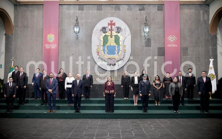 En su primer acto público tras asumir la investidura, la Gobernadora Constitucional del Estado de Veracruz, Rocío Nahle García, encabezó la toma de protesta de su Gabinete legal en la sede del Poder Ejecutivo.