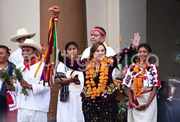 La gobernadora Rocío Nahle García recibió el bastón de mando, símbolo de justicia y servicio, mediante el cual los 13 pueblos originarios y un afrodescendiente de Veracruz depositan la confianza en su liderazgo que permitirá construir un estado digno para todos.